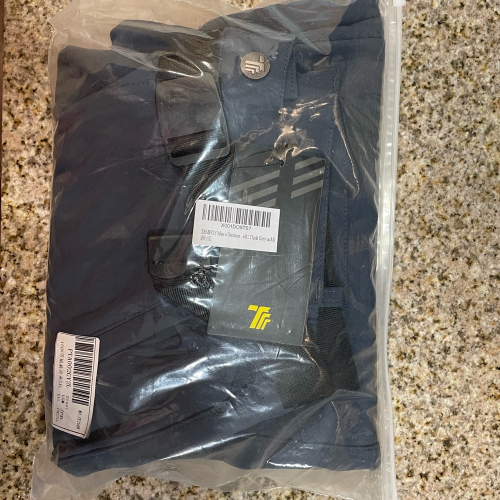 New with tags & packaging, men’s fleece lined hiking pants with belt.